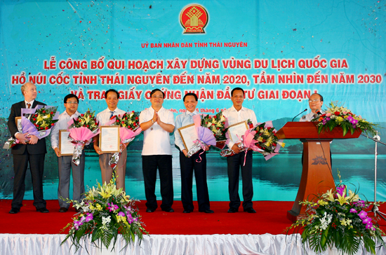 Phó Thủ tướng Hoàng Trung Hải trao Giấy chứng nhận đầu tư giai đoạn I cho các nhà đầu tư trong và ngoài nước.